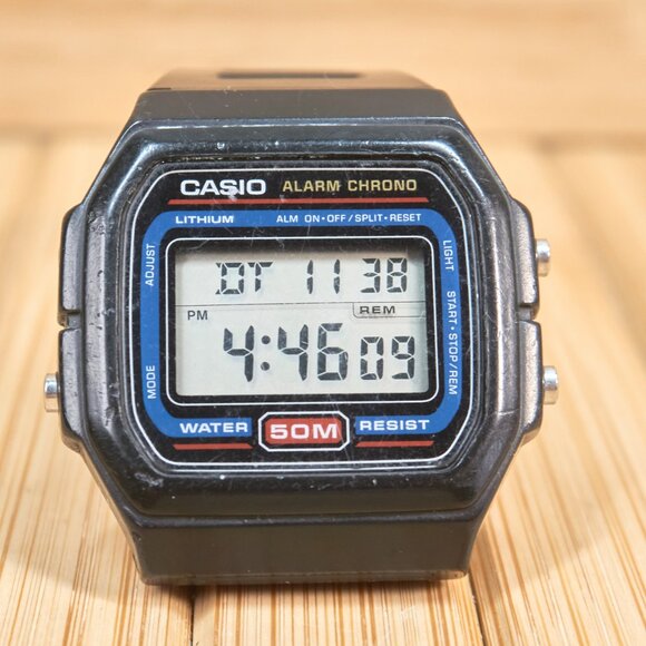 Vintage CASIO W-71(1846) Alarm Chrono 35mm Watch - Picture 1 of 8